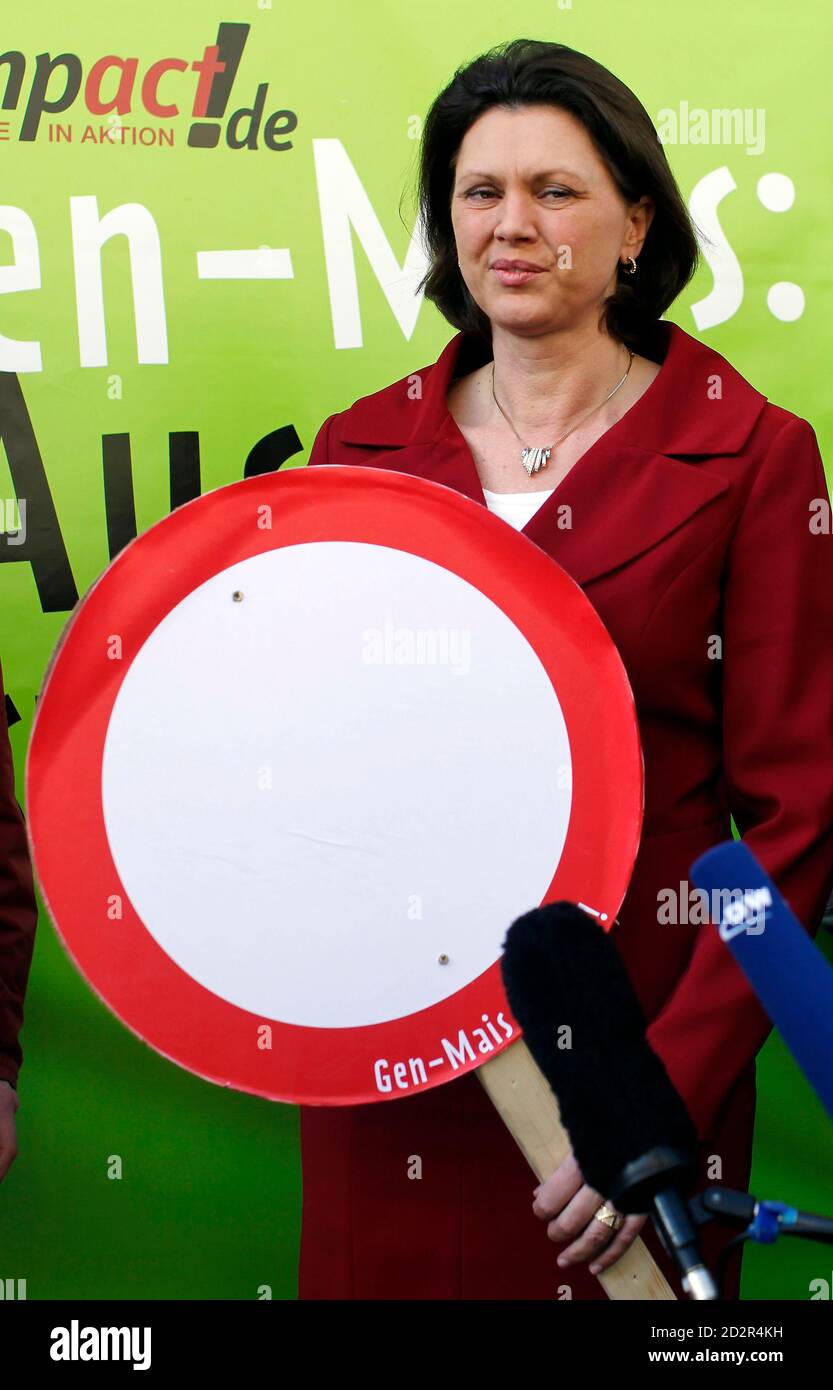 Deutsche Verbraucher Schutz Ministerin Ilse Aigner hält ein Schild während  einer Protestaktion von Aktivisten gegen gentechnisch verändertem Mais in  Berlin 19. März 2009. Wörter lesen 