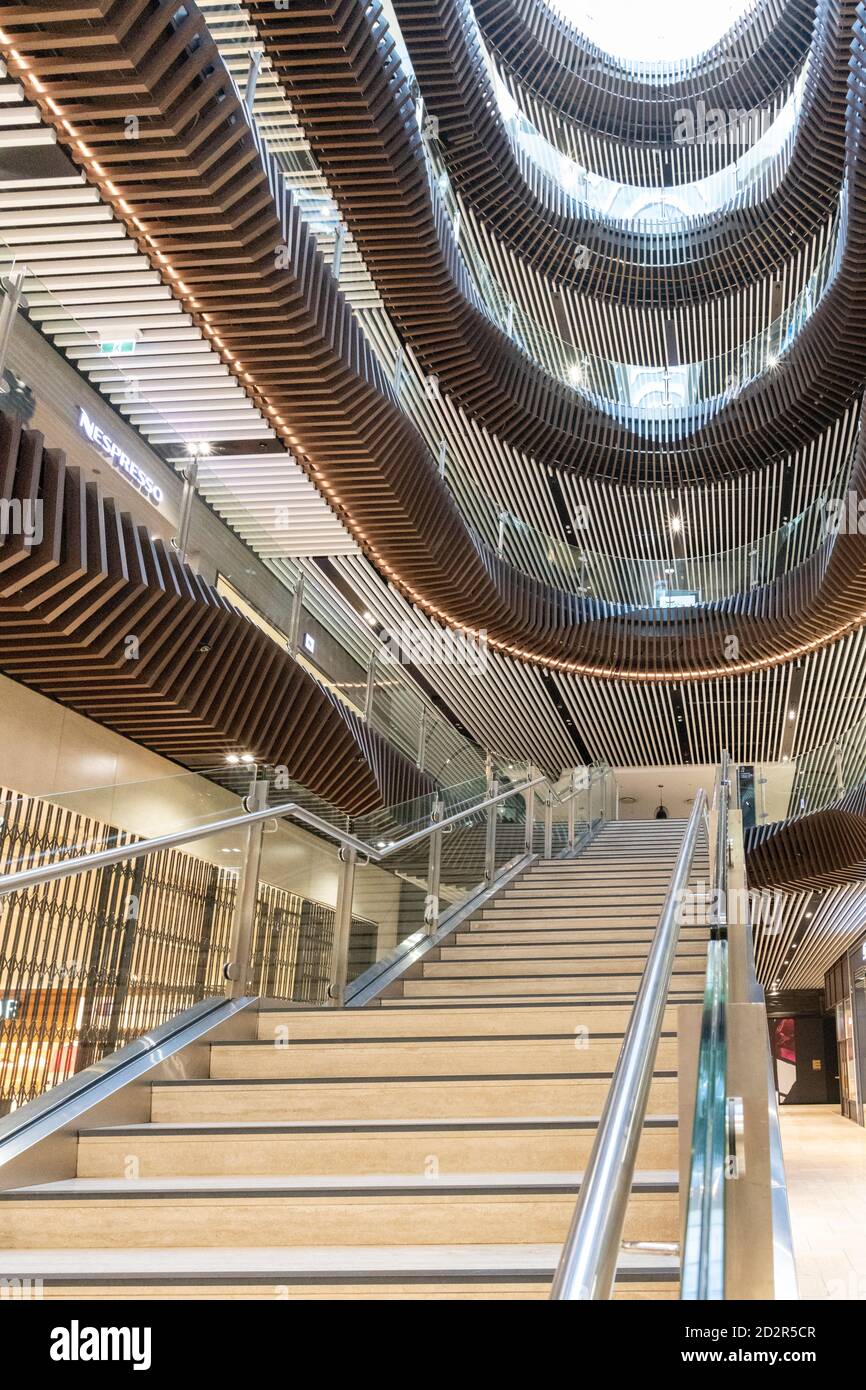 Treppen- und Deckendetails im Einkaufszentrum Melbourne Emporium. Stockfoto