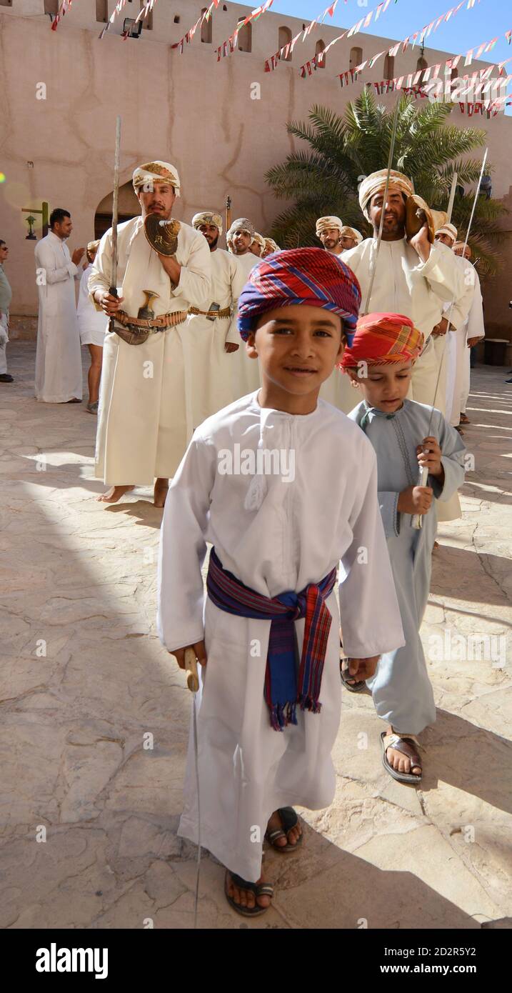 Traditioneller omanischer Schwerttanz in Nizwa Fort, Oman. Stockfoto