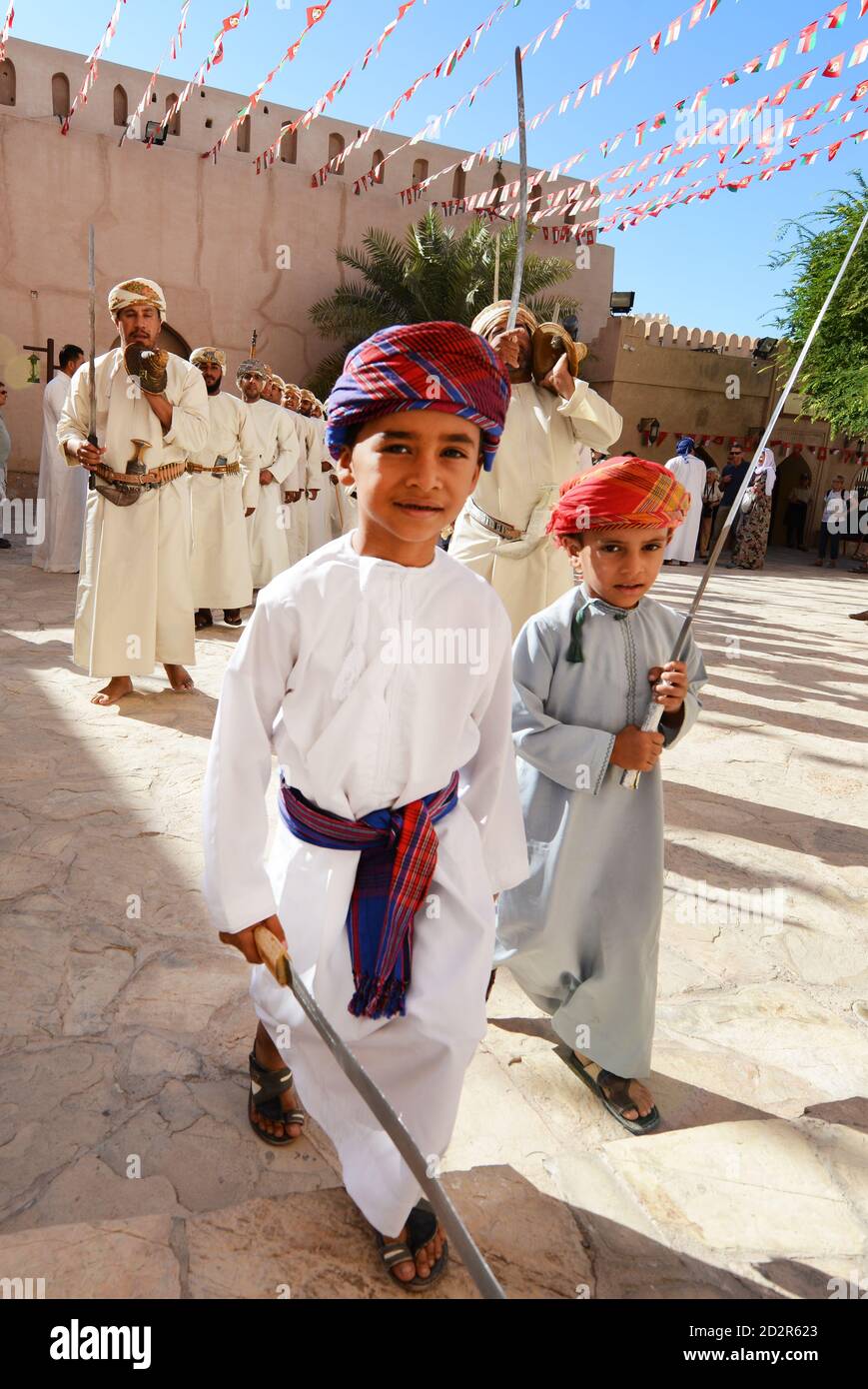 Traditioneller omanischer Schwerttanz in Nizwa Fort, Oman. Stockfoto
