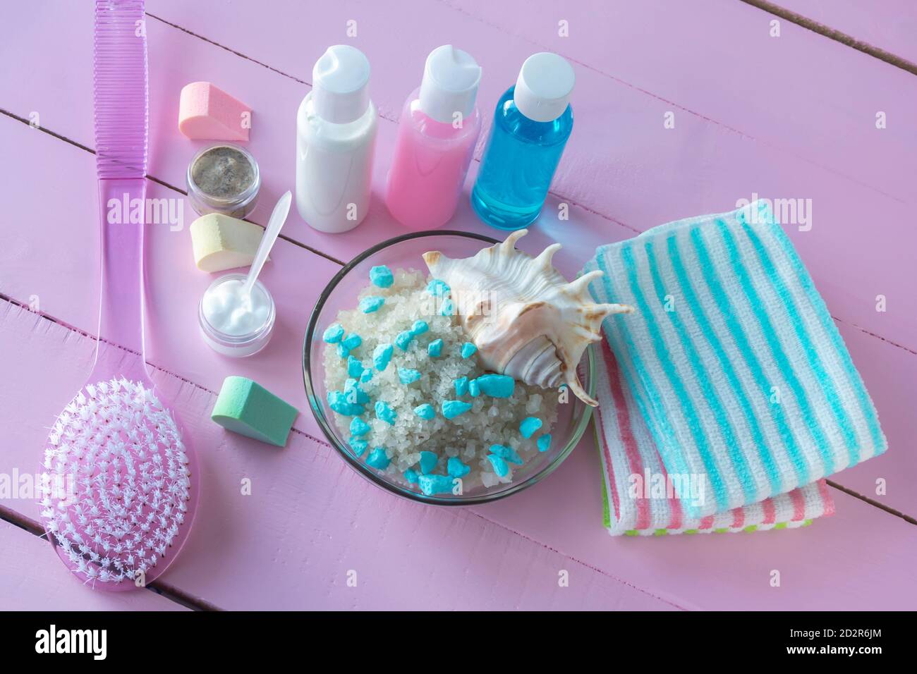Meersalz für Körperpflege und SPA. Massagebürste und Pflegeprodukte für den täglichen Gebrauch. Entspannungs- und Spa-Tageskonzept. Stockfoto