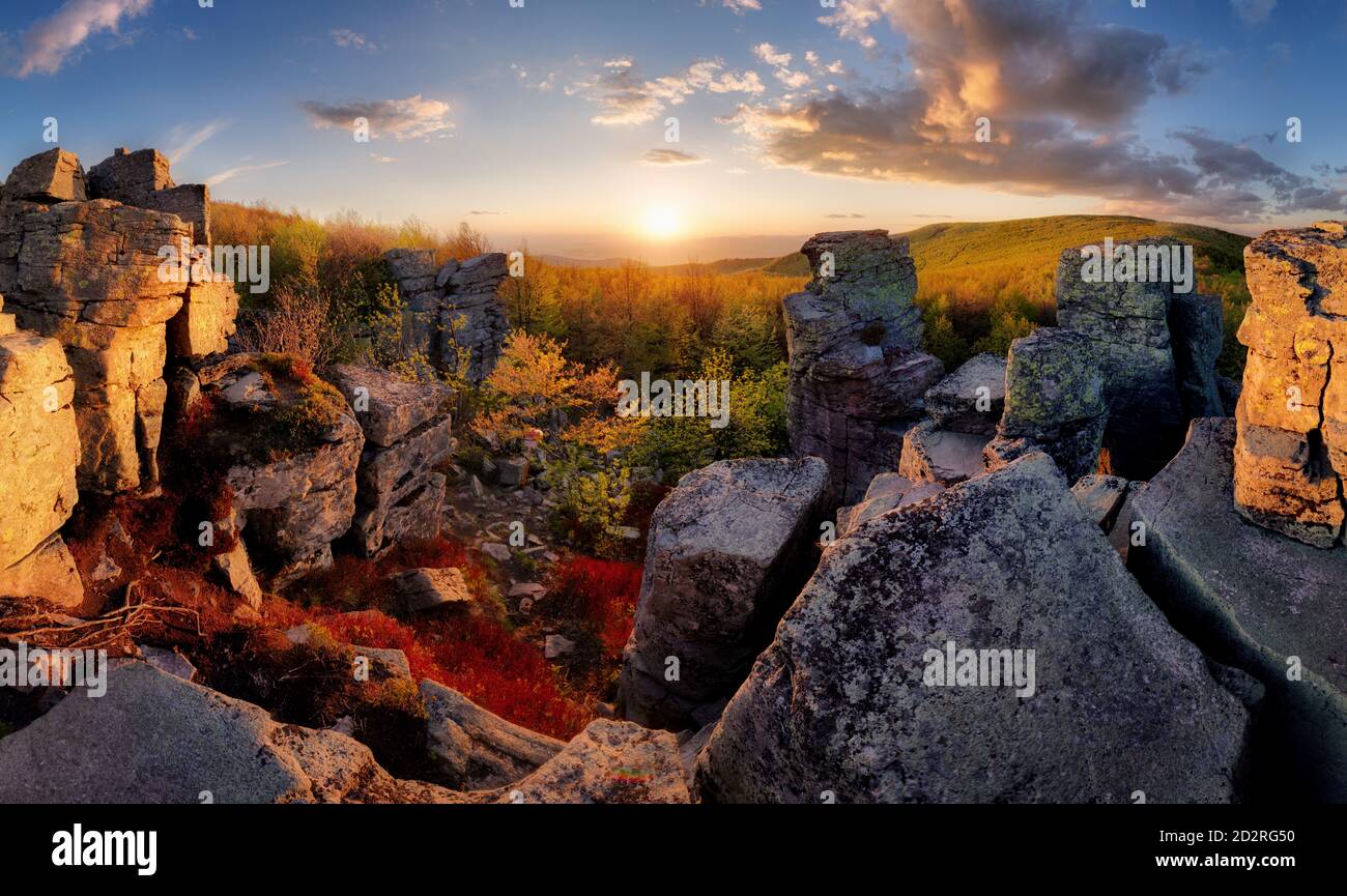 Toller Panoramablick auf die Berge. Die Hügel glühen im Sonnenlicht. Stockfoto