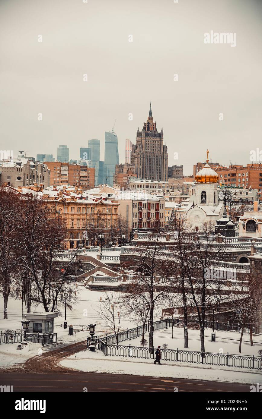 MOSKAU, RUSSLAND - 17. JANUAR 2016: Moskauer Stadtbild mit Wolkenkratzer am Kudrinskaya-Platz im Winter Stockfoto