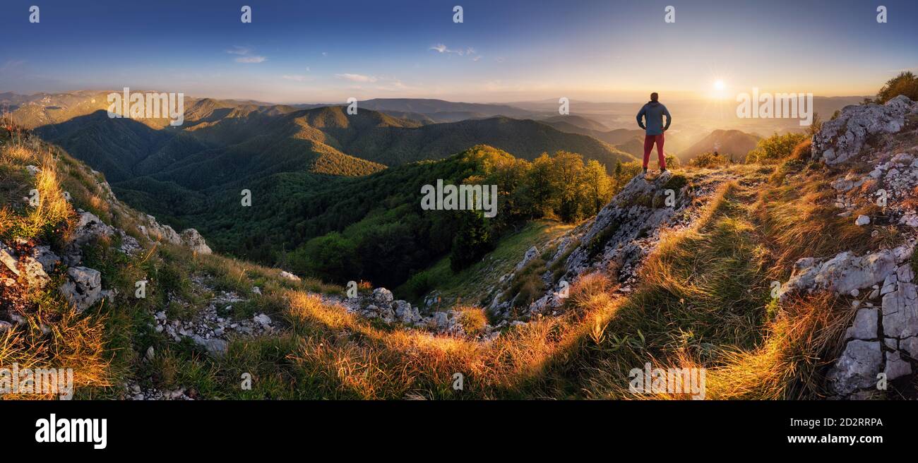 Peak Panoramablick auf Berge Hügel erfolgreich Ihr Ziel zu erreichen, Silhouette männlich auf dem Berg. Erfolg Business Leadership, Winner man on t Stockfoto