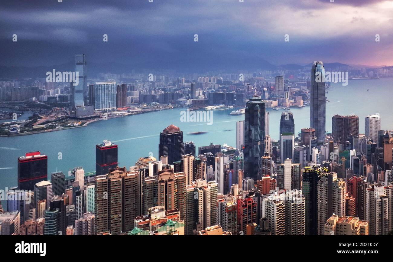 Skyline von Hongkong bei dramatischem Sonnenaufgang, Victoria Harbour Stockfoto
