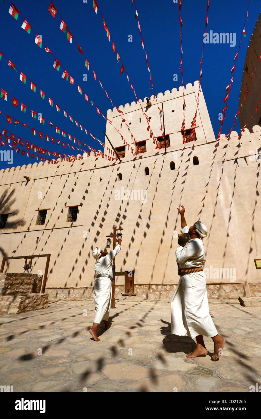 Traditioneller omanischer Schwerttanz in Nizwa Fort, Oman. Stockfoto