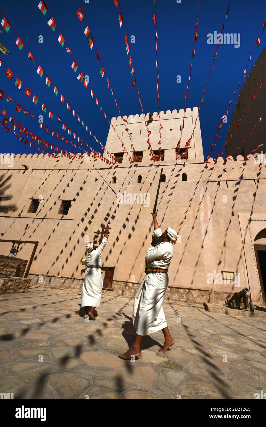 Traditioneller omanischer Schwerttanz in Nizwa Fort, Oman. Stockfoto