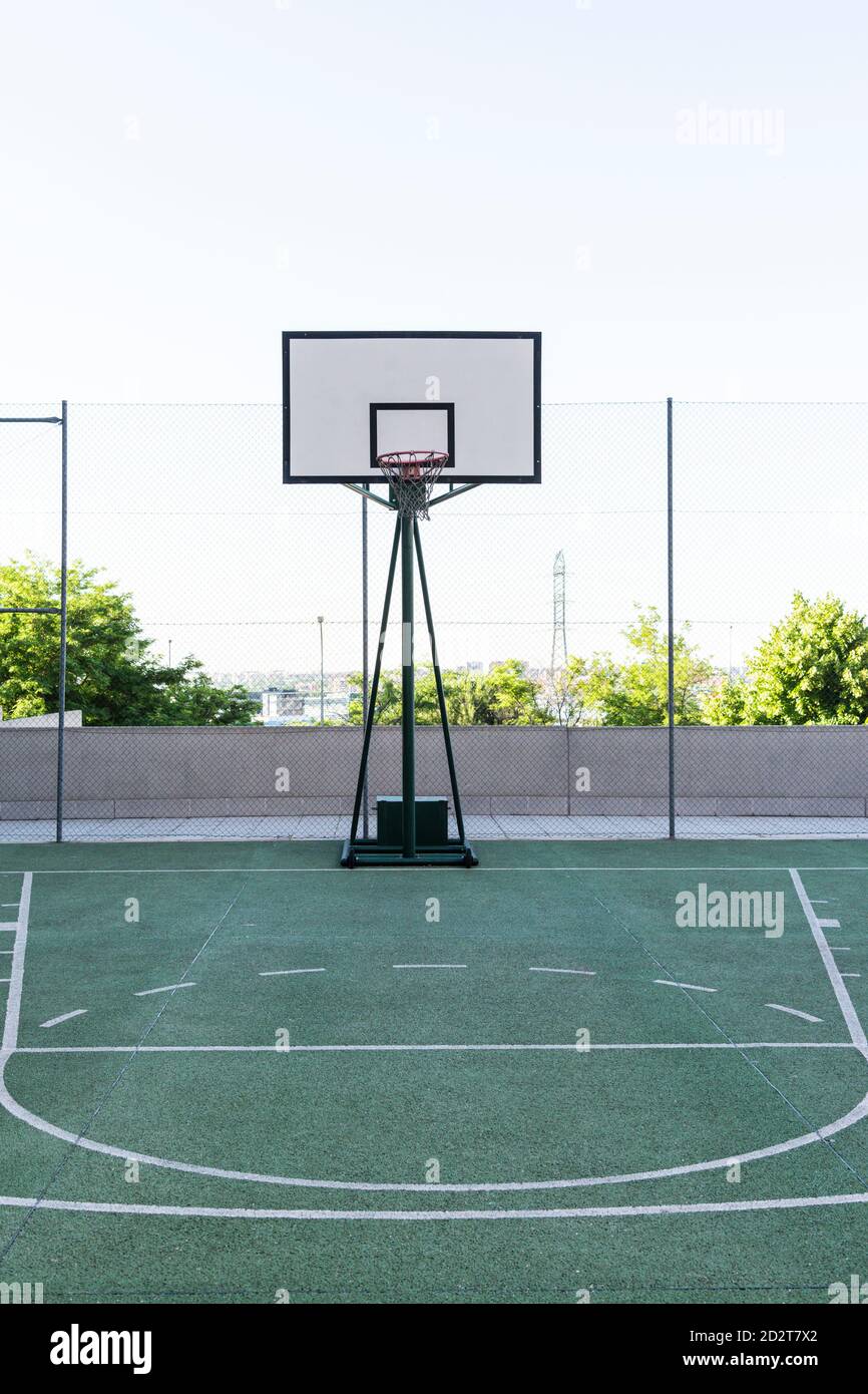 Moderne Basketball-Sportplatz an sonnigen Tag im Sommer Stockfoto