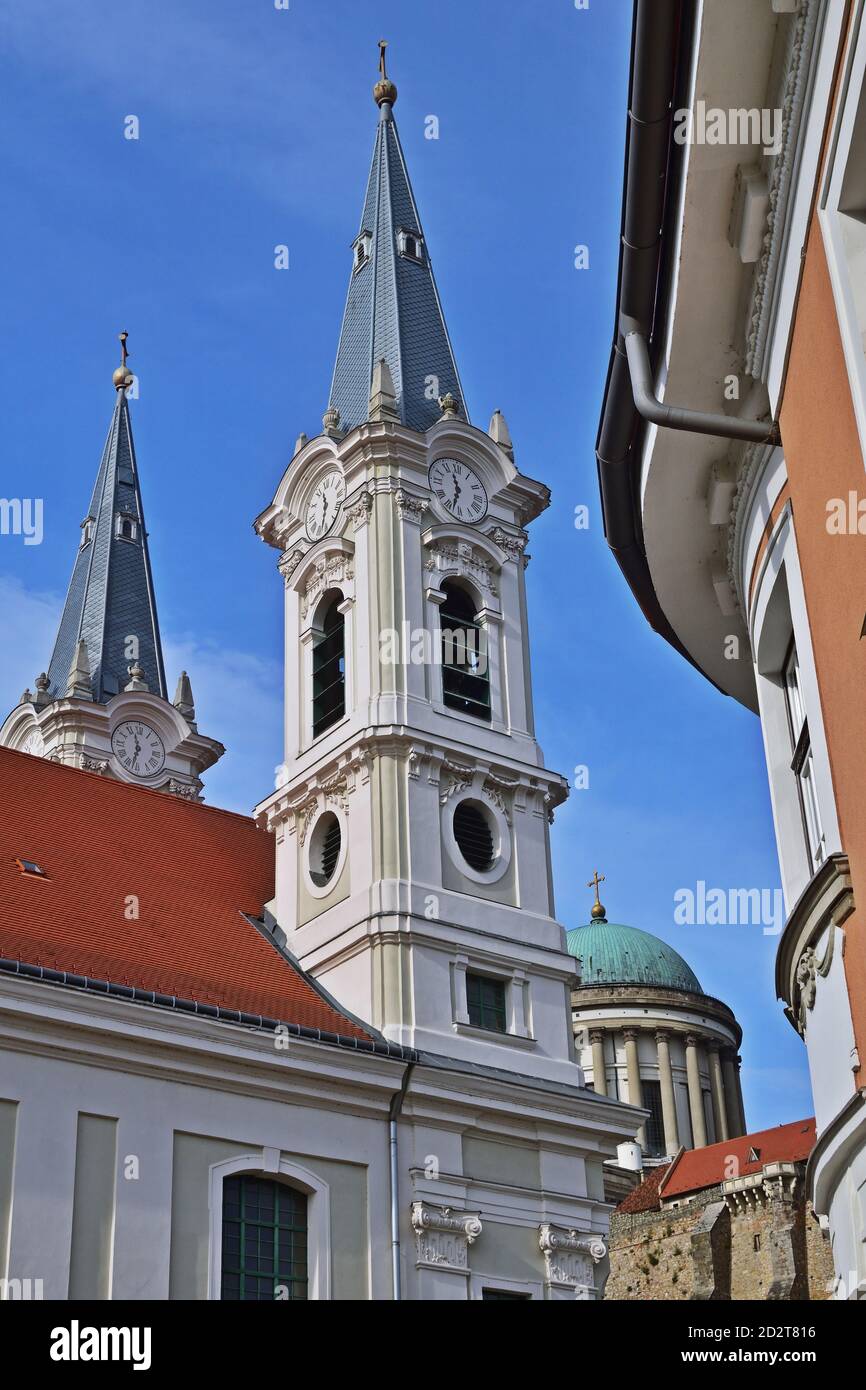 Barocke Kirche des Ignatius von Loyola in Esztergom, mit der Kuppel der Basilika im Hintergrund Stockfoto