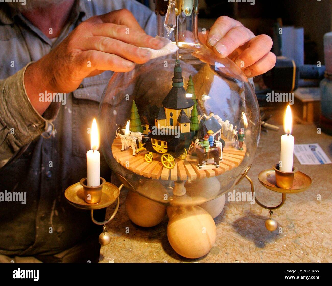 Deutsche Künstlerin Guenther Zielke, 56, reinigt das Glas eine Flasche  Weihnachtspyramide, die er in seiner privaten Werkstatt in der  traditionellen Erz Berg Dorf Seiffen, ca. 70 km (44 Meilen) Süden der  östlichen