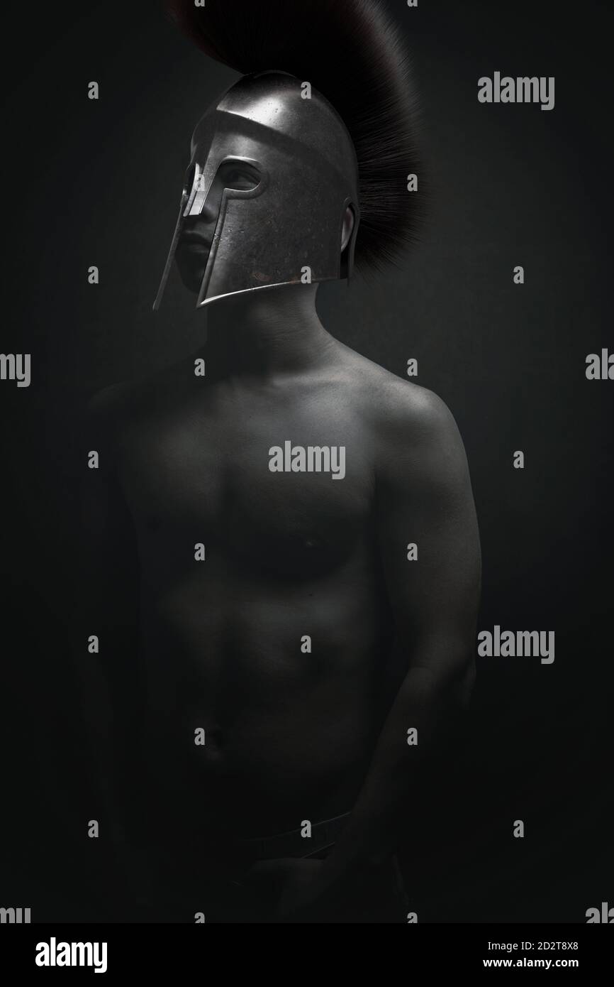 spartanischer Krieger vor grunge Hintergrund nach oben schauen Stockfoto