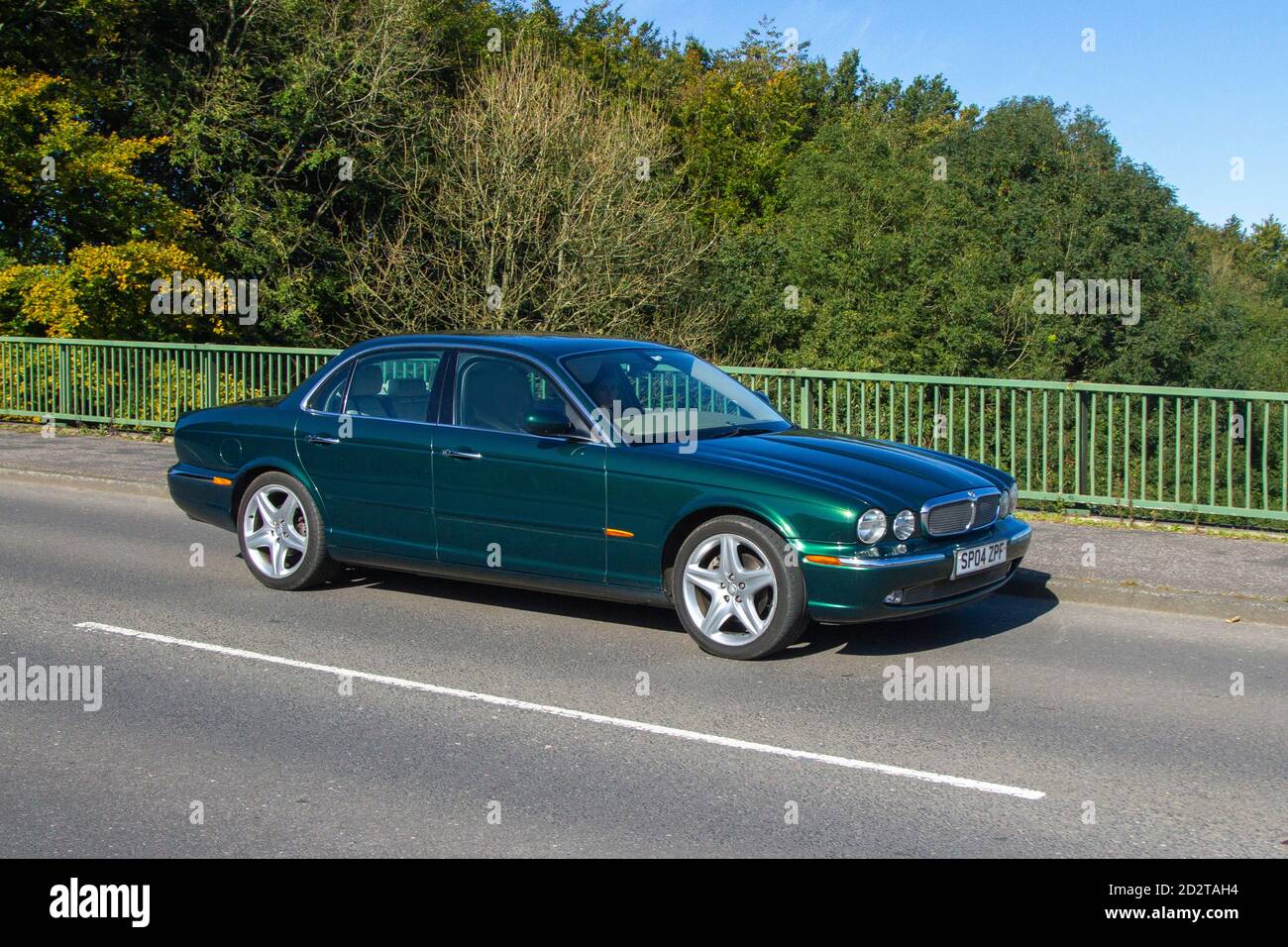 Grüne Jaguar Limousine XJ6 V6 Auto Fahrzeug Verkehr, Fahrzeuge bewegen, Autos, Fahrzeug fahren auf britischen Straßen, Motoren, Fahren auf der Autobahn M6 Autobahn UK Straßennetz. Stockfoto