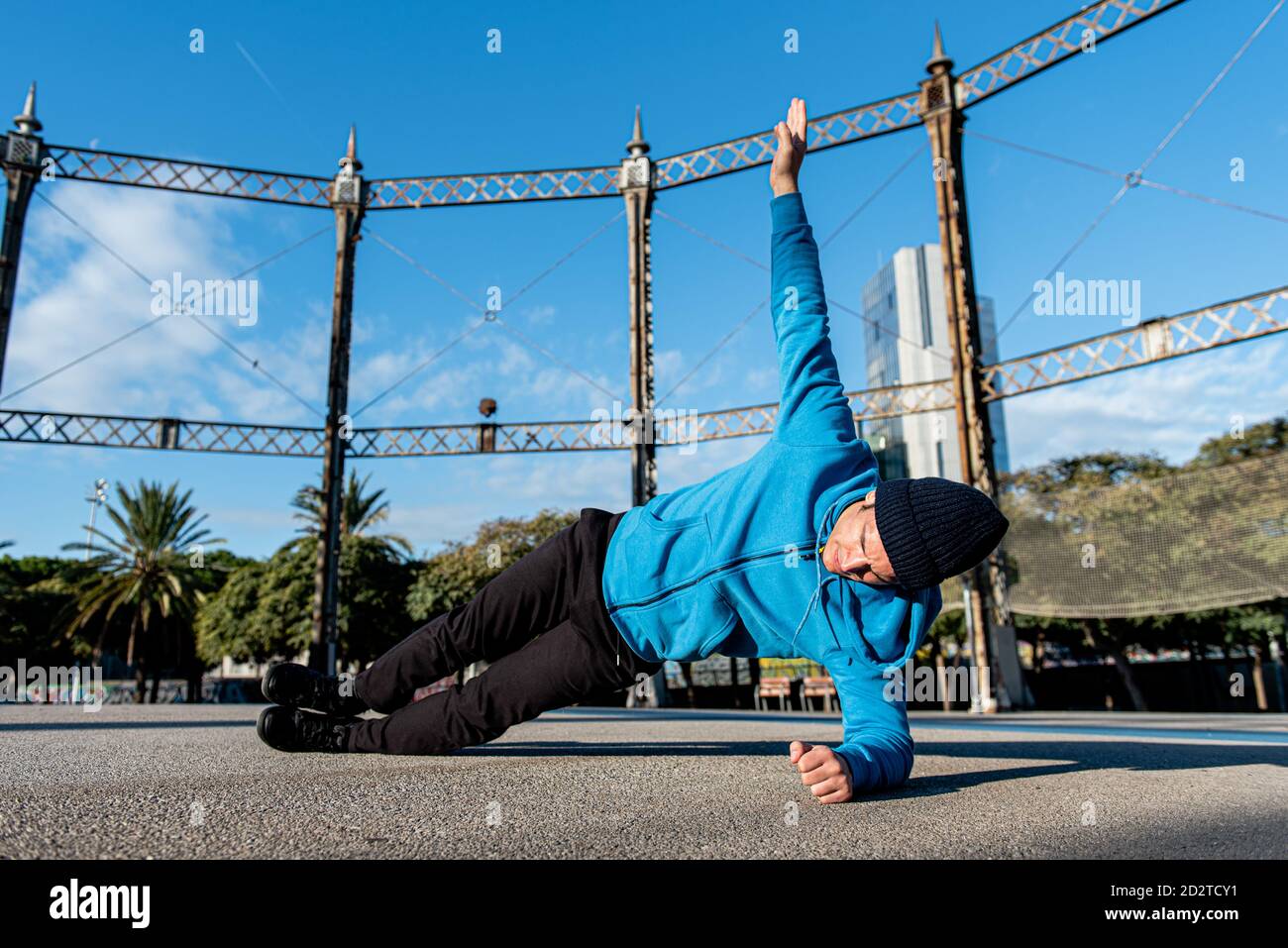 Vollkörper von bestimmten sportlichen Männchen in aktivewear-Performing-Seite Plank-Training beim Training der Muskeln während des Outdoor-Fitness-Workout Stockfoto