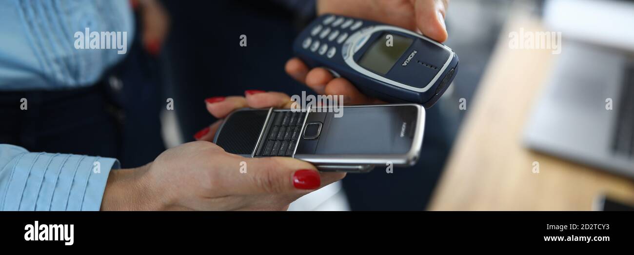 Geschäftsmann und Geschäftsfrau Hol Taste vintsge Telefon nokia Stockfoto