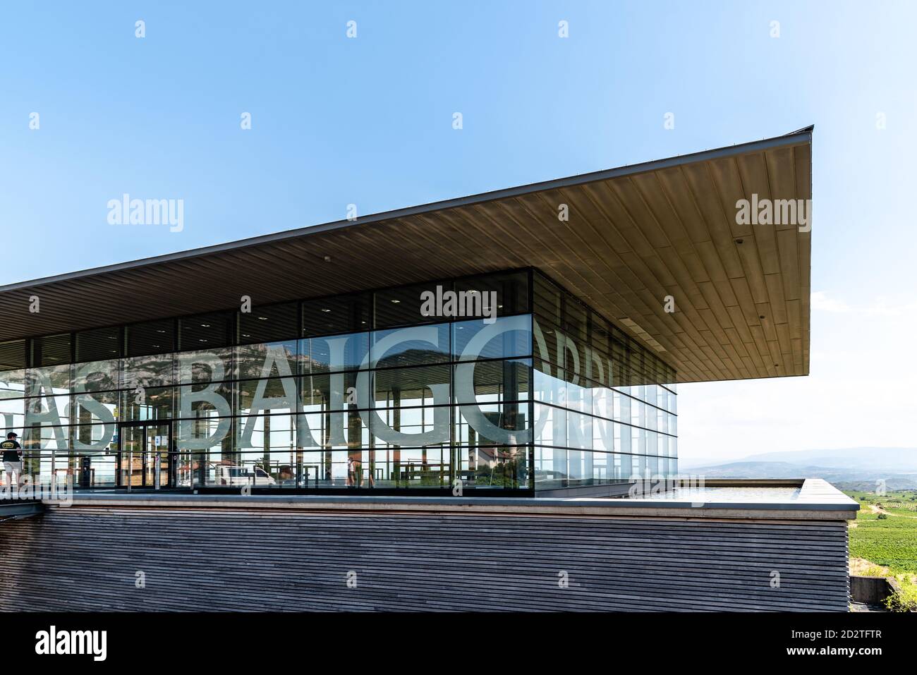 Samaniego, Spanien - 6. August 2020: Bodega Baigorri in La Rioja. Das moderne Gebäude wurde vom berühmten Architekten Iñaki Aspiazu entworfen Stockfoto