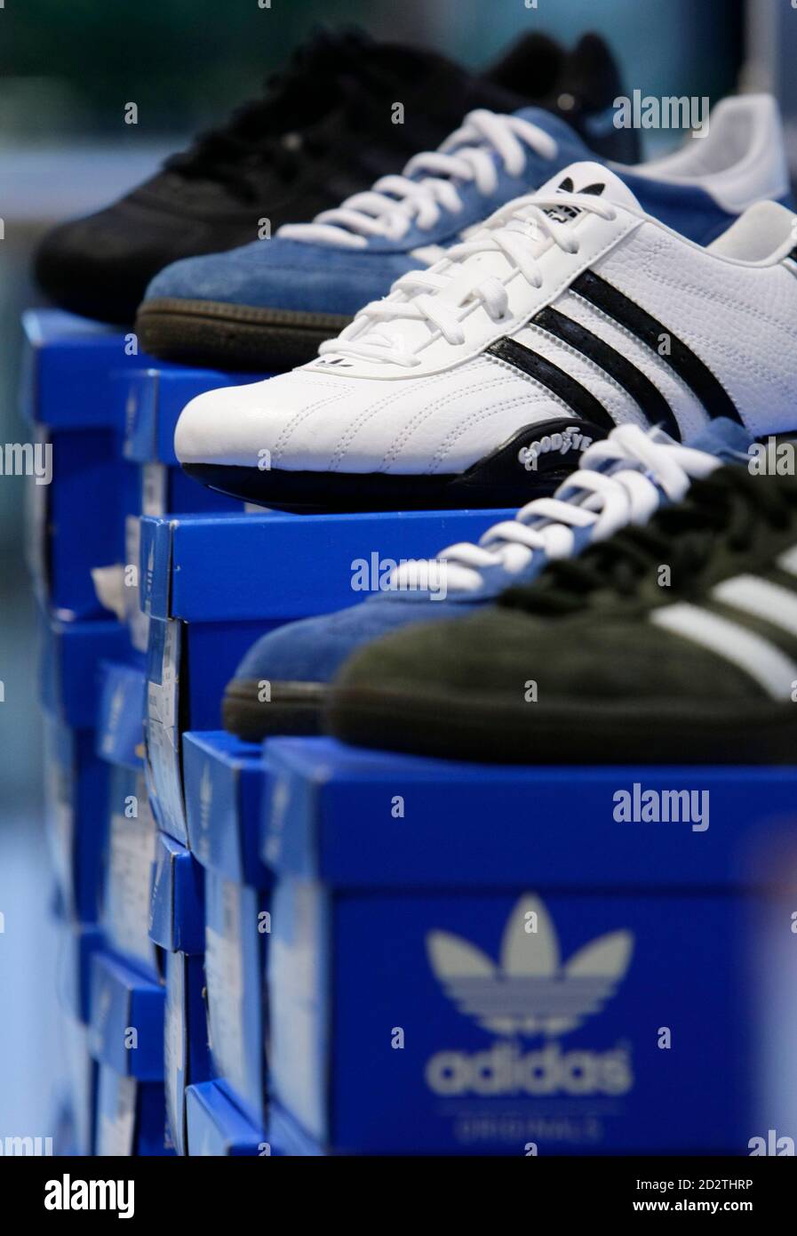 Schuhe von Adidas-Mode-Linie sind in einem Schuhgeschäft München 3. März  2010 abgebildet. Adidas, die weltweit Nummer zwei Sport-Ware-Hersteller,  wird voraussichtlich schneller wachsen in diesem Jahr in Nordamerika als  die Nummer eins, Bogen