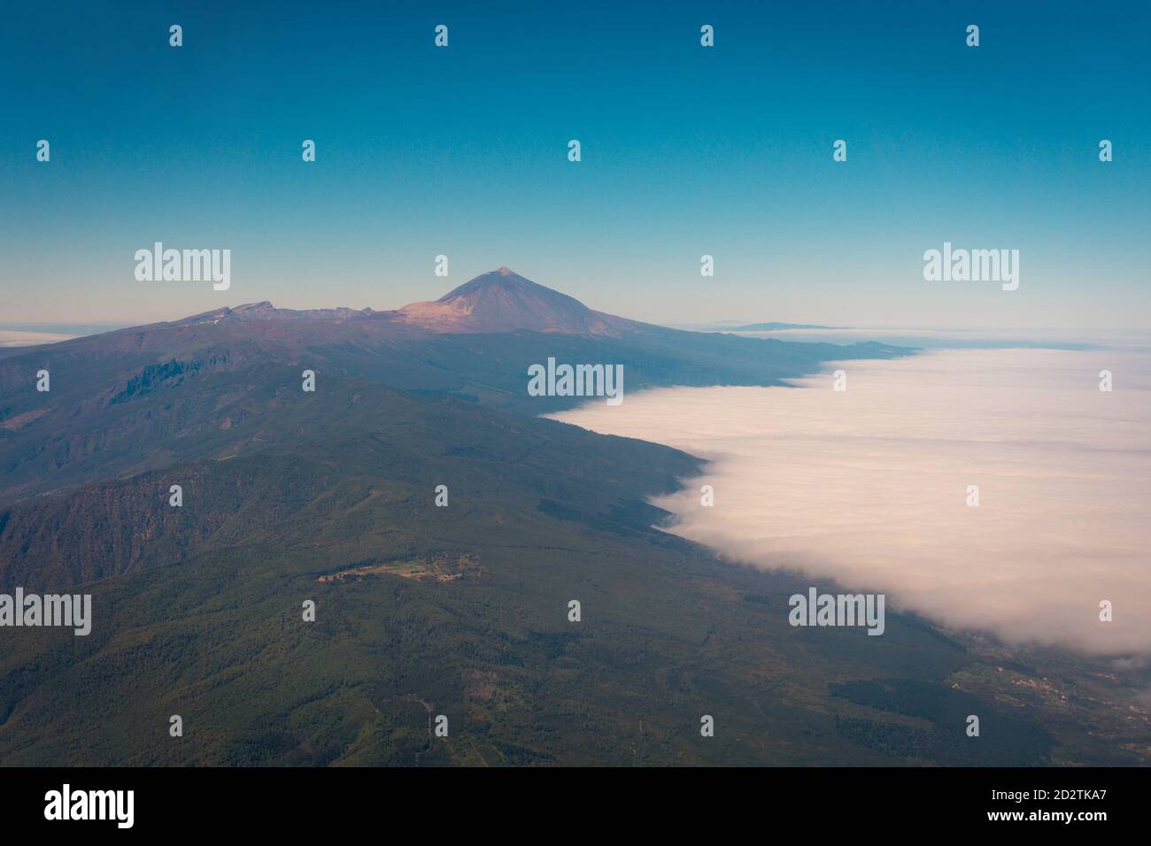 Luftaufnahme eines Teils der modernen Flugzeuge fliegen über erstaunlich Bergige Landschaft mit Wolken am Morgen in Teneriffa Stockfoto