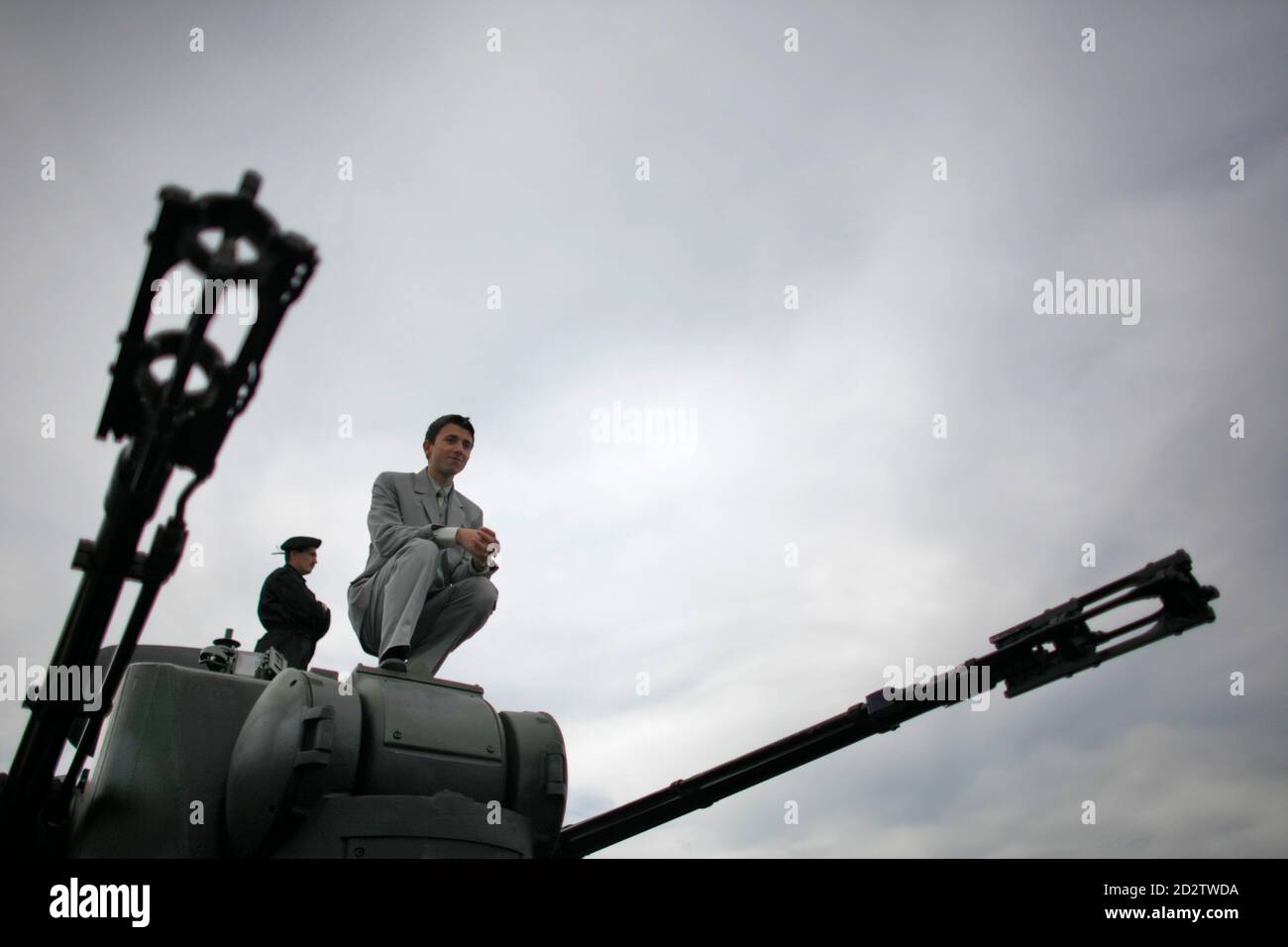 Ein Mann posiert auf der Oberseite ein GEPARD Flak Kanone Panzer während einer Demonstration anlässlich Ground Forces Day in Bukarest 23. April 2008. REUTERS/Mihai Barbu (Rumänien) Stockfoto