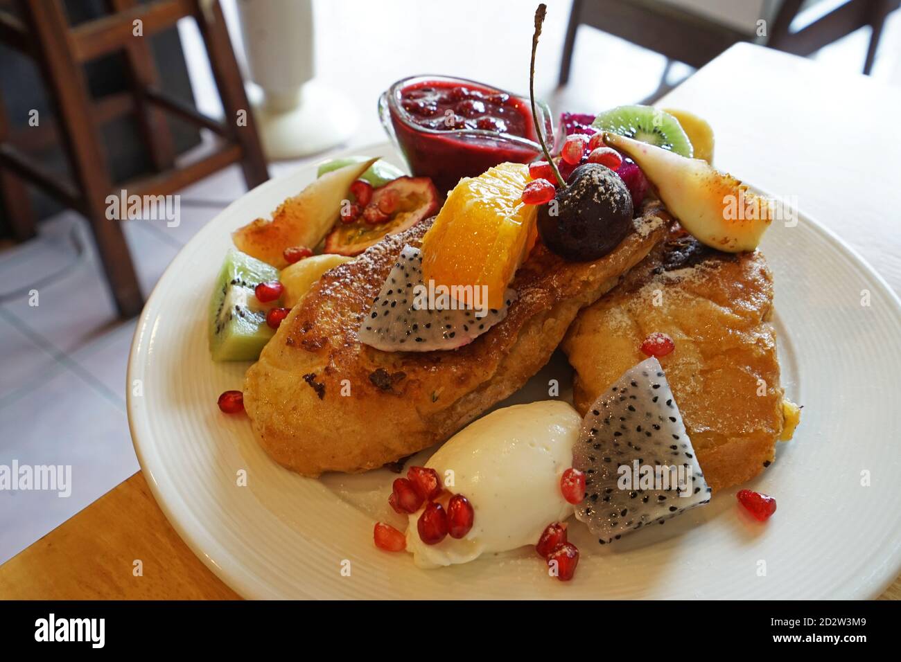 Nahaufnahme fruchtiger und gemischter französischer Beerentoast Stockfoto