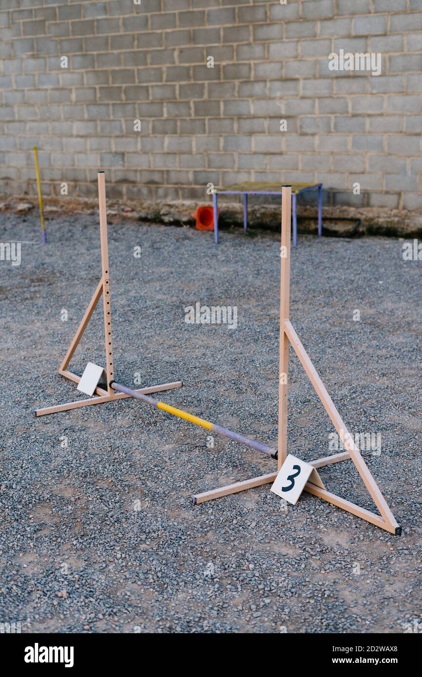 Hürde mit Nummer 3 für Hindernislauf und Agility Training Für Hunde auf dem Spielplatz Stockfoto