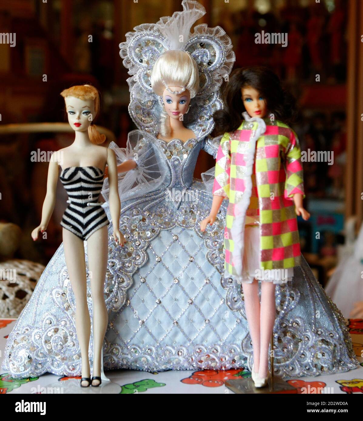 Barbie-Puppe Nr. 1 Aus Dem Jahr 1959 (L), Eine Barbie-Puppe Der 90Er Jahre  (C) Und Der 60Er Jahre Sind 3. Februar 2009 In Düsseldorf Abgebildet.  Bettina Dorfmann Besitzt Mehr Als 6.000 Barbie-Puppen