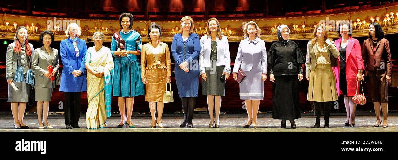 Die Ehefrauen der globalen Staats-und Regierungschefs der G20-Gipfel posieren für ein Foto auf der Bühne am Londoner Royal Opera House 2. April 2009. Abgebildet sind (L, R) Verbot bald Taek, Frau von UN-Generalsekretär Ban Ki-Moon, Chikako Aso, Ehefrau des japanischen Premierminister Taro Aso, Laureen Harper, Frau der kanadische Premierminister Stephen Harper, Gursharan Kaur, Ehefrau des indischen Premierminister Manmohan Singh, US-First Lady Michelle Obama, Kim Yoon-Ok, First Lady von Korea, Sarah Brown, Ehefrau von Großbritanniens Premierminister Gordon Brown , Margarita Zavala, First Lady von Mexiko, Svetlana Medvedeva, Ehefrau des russischen Stockfoto