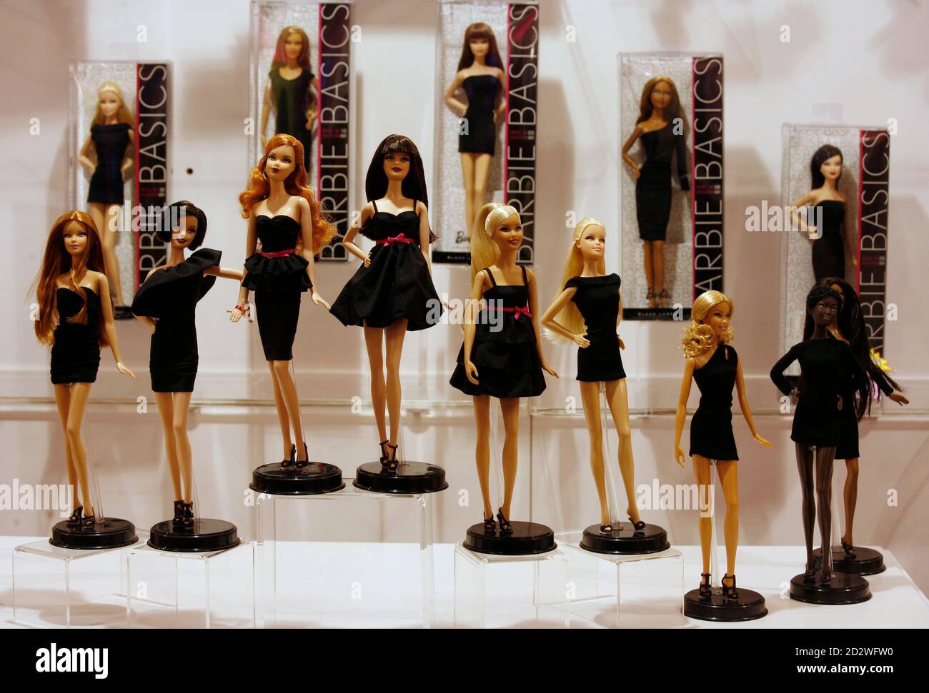 Barbie-Puppen werden in einem Showroom in einem Mattel-Büro in Hong Kong  12. Januar 2010 angezeigt. Mattel Inc., der weltweit führenden  Spielzeughersteller, sagte, dass es sehr starke Verkaufshit für seine  Weihnachten Fashionista Barbie-Puppe