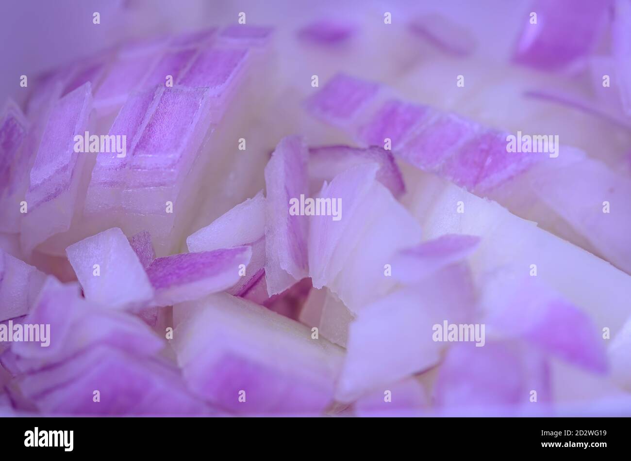 Nahaufnahme von fein gehackten Zwiebeln Hintergrund in lila Farbe Stockfoto