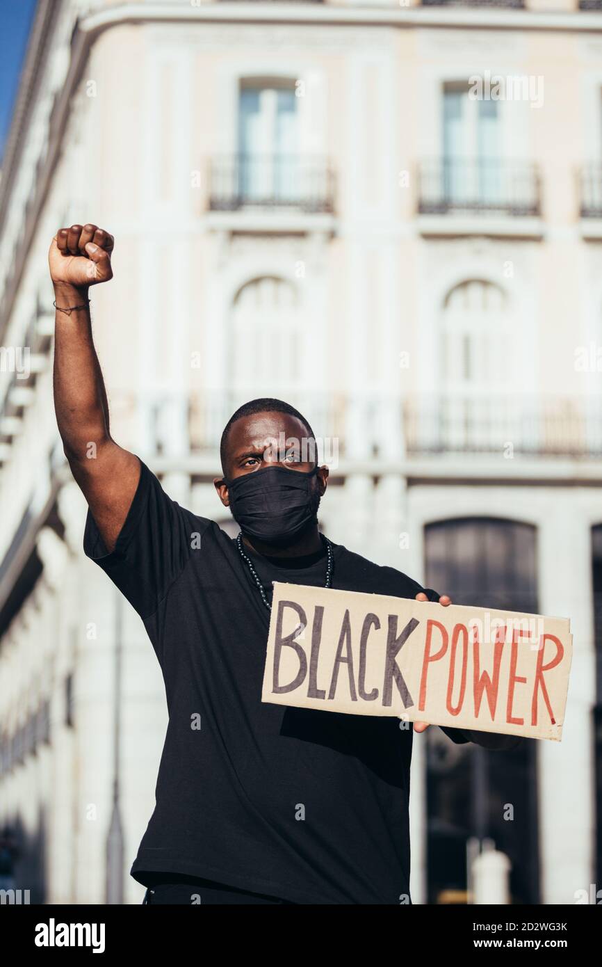 Ein Mann, der bei einer Kundgebung für Rassengleichheit mit einem „Black Power“-Poster protestierte. Schwarze Leben Sind Wichtig. Stockfoto