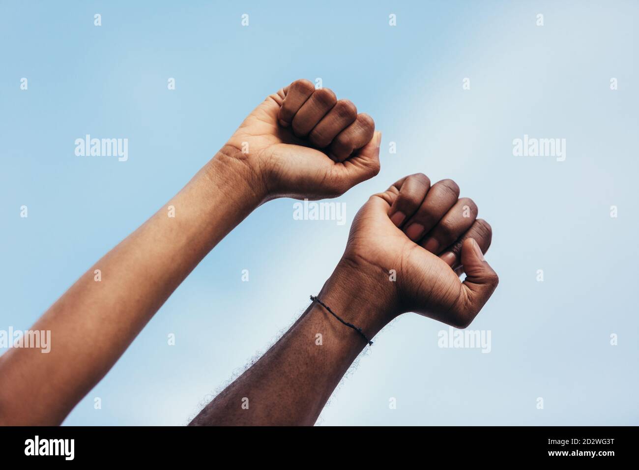 Fäuste anonymer Personen als Geste gegen Rassismus. Stockfoto