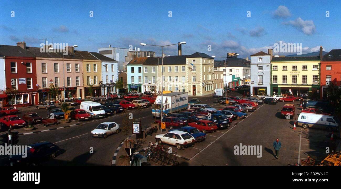 Ein allgemeiner Blick auf den Grattan Square in der Küstenstadt Dungarvan, wo der katholische Priester Pater Michael Kennedy seine Verehrer in St. Mary's in der irischen Stadt Co Waterford gewarnt hat, dass eine HIV-positive Frau absichtlich mit Dutzenden von Männern schlief, um das Killervirus zu verbreiten. Fünf Männer wurden mit dem AIDS-Virus infiziert, bis zu 80 weitere warten auf Tests. Siehe PA Geschichte IRISCHES AIDS. Stockfoto