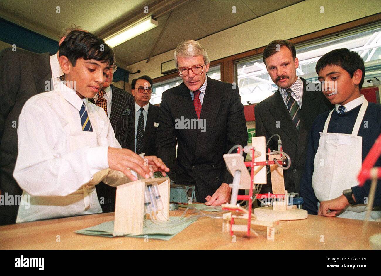 Premierminister John Major Uhren als Shoaib Altaf (links) betreibt eine hydraulische Greifer, die er mit Jarrar Mughal (rechts) entworfen und gebaut hat. Herr Major besuchte heute (Dienstag) die Schule von Small Heath Grant während seiner Tour durch die Midlands. Stockfoto