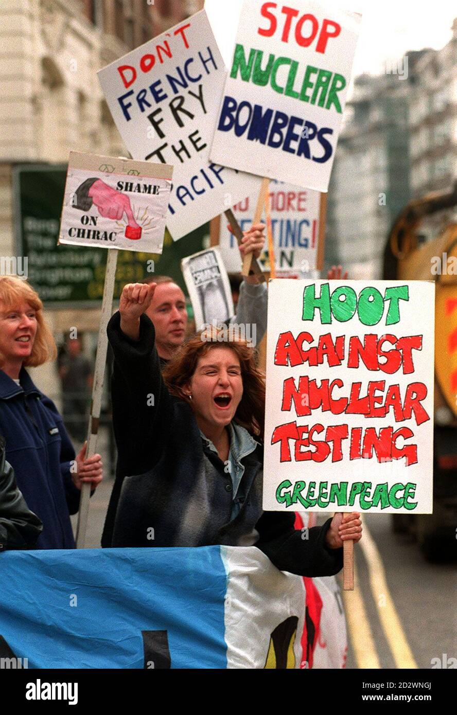 Anti-Atomdemonstranten versammeln sich heute (Mittwoch) vor der französischen Botschaft in London. Gestern Abend gab die französische Regierung bekannt, dass sie den ersten ihrer geplanten acht Atomtests im Mururoa-Atoll im Südpazifik durchgeführt habe. Siehe PA Story ATOMTESTS. Stockfoto