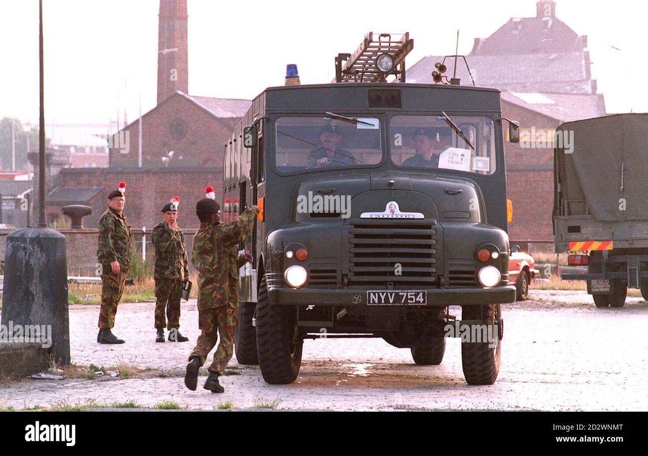 Eine Green Goddess Feuerwehrmaschine, die heute (Donnerstag) in Liverpool in Position kommt, als die Feuermänner dort einen neunstündigen Streik über Manning-Ebenen inszenieren. Die mehr als 40 Jahre alten und wegen ihrer grünen Lackierung so genannten Armeemaschinen werden von Soldaten des Königlichen Regiments von Fusiliers bemannt. Stockfoto