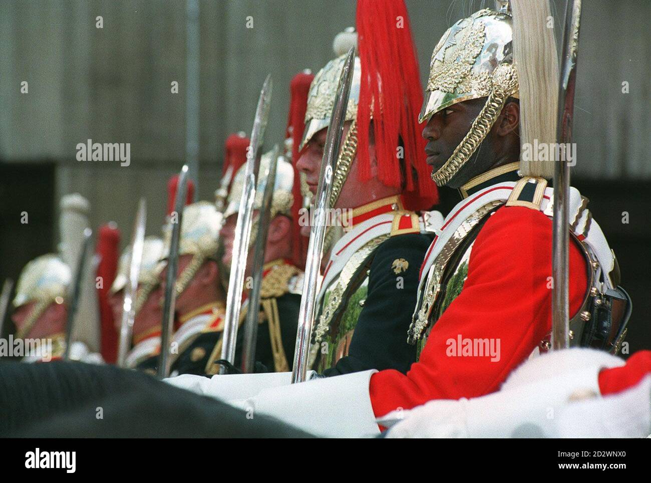 Der Soldat Mark Campbell nimmt an einer vorbeiziehenden Parade Teil, die bereit ist, der erste schwarze Soldat zu werden, der sich der Eskorte des Souverän der Kavallerie des Haushalts anschließt. Die Kommission für Rassengleichheit begrüßte den Erfolg von Mark aus Wolverhampton, der seinen ersten öffentlichen Auftritt machen würde, um die Königin während der folgenden Feierlichkeiten zum VJ-Tag am Wochenende zu begleiten. Später verließ er den Dienst, nachdem er sich über Rassismus beschwert hatte. 28/03/1996 Verteidigungschefs unterzeichneten bis zu einem fünf-Jahres-Programm, um Rassismus in den Streitkräften nach einem verneinenden Bericht von der Kommission für Rassengleichheit auszumerzen. Stockfoto