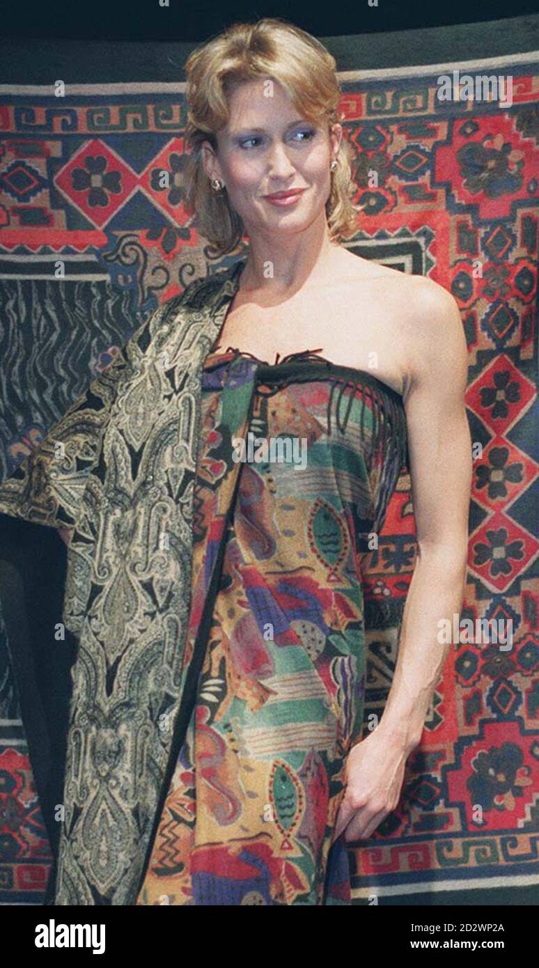 PAP LON 30 31.1.95. LONDON: Paula Hamilton modelliert einen Teil einer Reihe von Kaschmirtextilien aus einer Kollektion des Designers Brian Weisz, die heute (Dienstag) in der Collection Gallery in London zu sehen ist. PA News, Neil Munns/in. Stockfoto