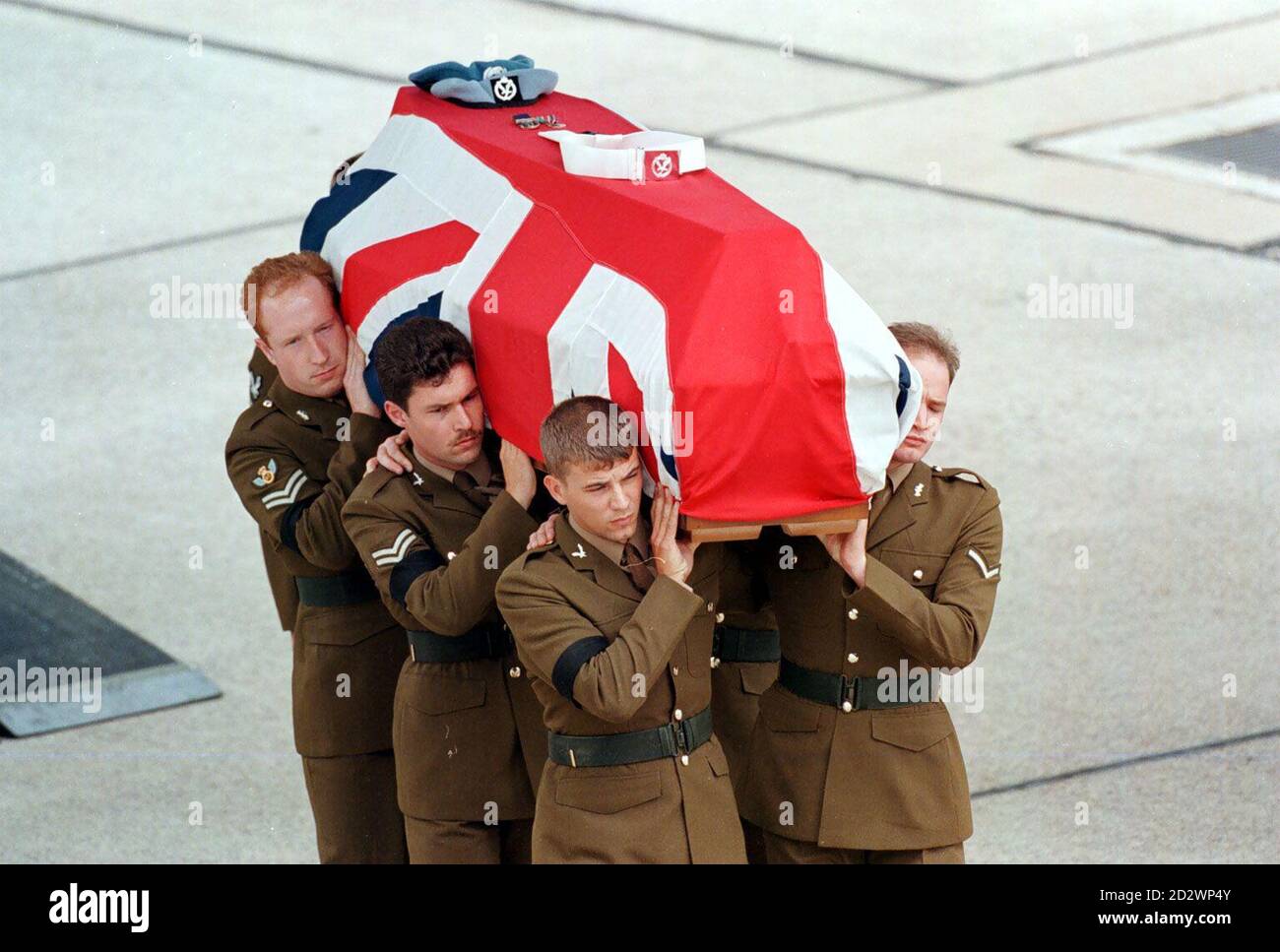 Der Sarg mit der Leiche eines der Soldaten, die beim Hubschrauberabsturz am Sonntag vor der kroatischen Küste getötet wurden, wird heute (Donnerstag) nach dem Rückflug nach Großbritannien über den Asphalt der RAF Lyneham getragen. Stockfoto