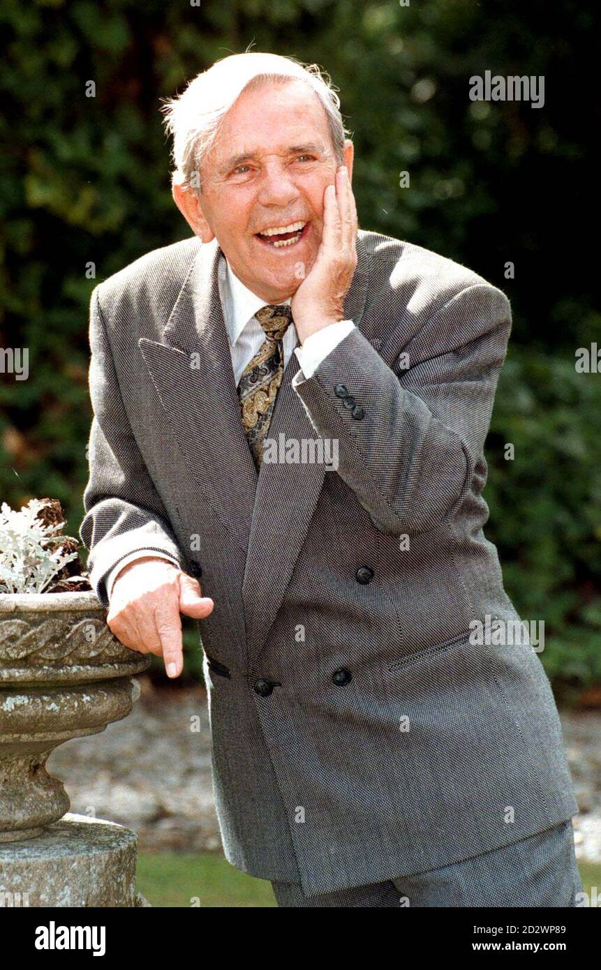 Norman Wisdom OBE, nach 25 Jahren Abwesenheit in den Pinewood Studios, übernimmt die Hauptrolle in einer speziellen Verfilmung von J.B Priestleys Adam and Evil, die im Frühjahr 1996 mit den Dreharbeiten beginnen wird. Stockfoto