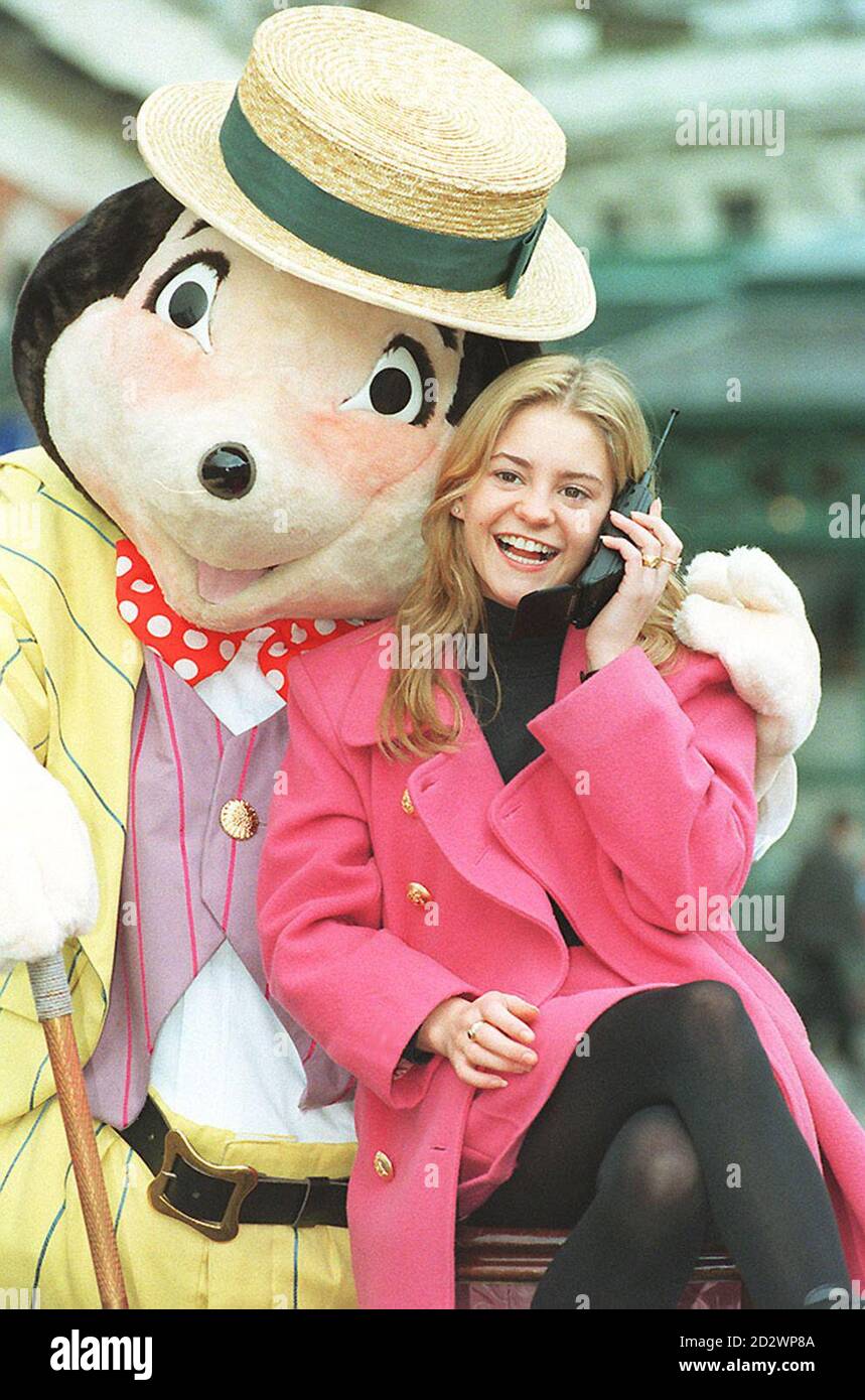 PAP 6 20.1.95. LONDON. Nicola Stapleton, der ehemalige Star der Eastenders, der in der beliebten BBC-Seife „Mandy“ spielte, trifft sich heute (Freitag) im Londoner Covent Garden mit Marcus The Mole von Le Shuttle, um britische Urlauber zu ermutigen, in diesem Sommer in Kontakt zu bleiben. Le Shuttle hat sich mit EuroTalk zusammengetan, um Reisenden auf dem Kontinent erhebliche Einsparungen bei den Heimgesprächen zu ermöglichen, wenn sie am Le Shuttle-Terminal in Folkestone ein Motorola-Telefon mieten, bevor sie durch den Channel-Tunnel fahren. PA Nachrichten, Tony Harris. /PJ. Stockfoto