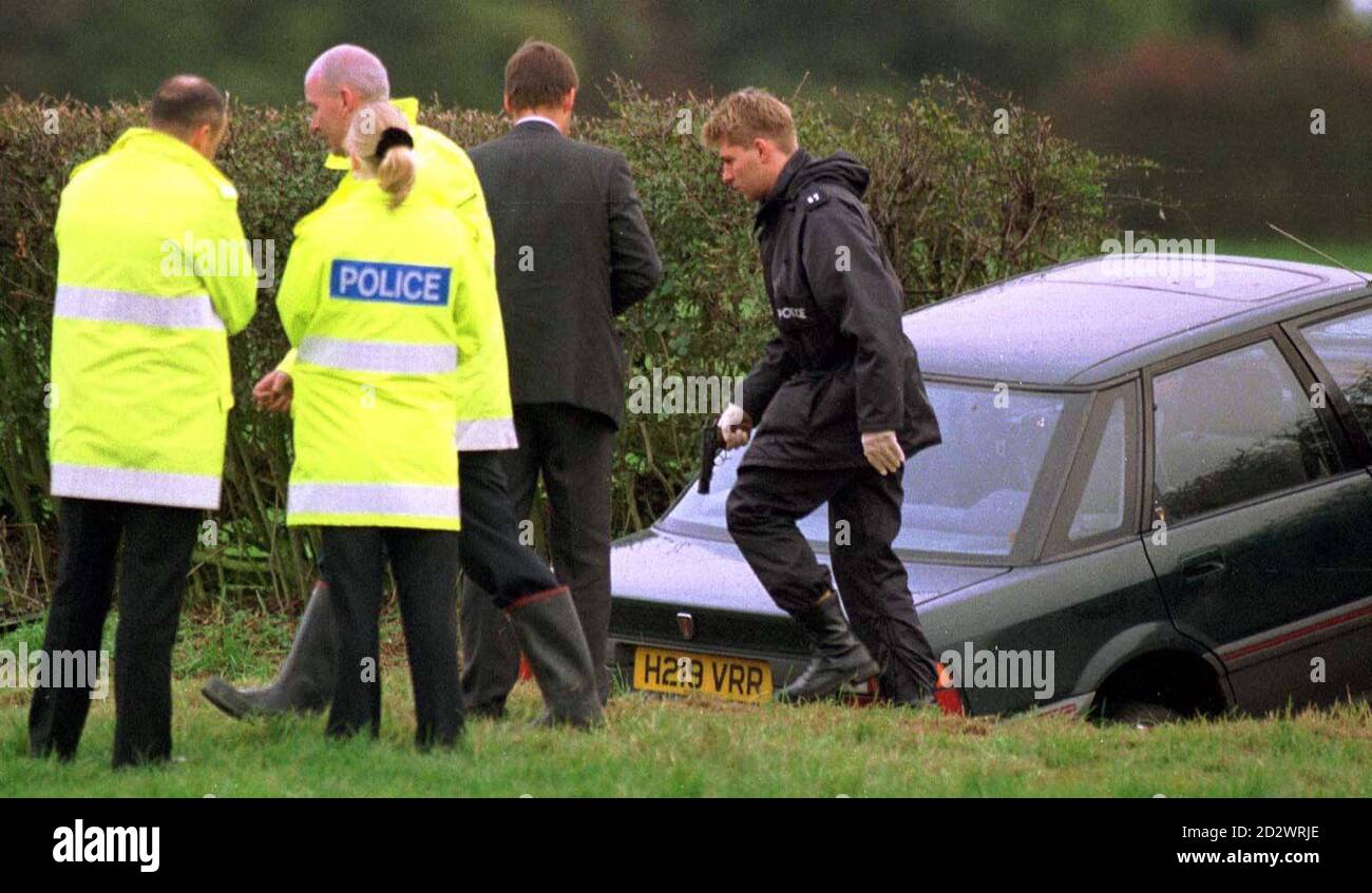 Die Polizei hat heute (Freitag) eine Pistole aus dem Green Rover-Auto, das von einer Räuberbande gestohlen wurde, an der Stelle zurückbekommen, an der es in Ragdale in Leicestershire abgestürzt ist. Bewaffnete Polizisten jagen heute Abend den Gewehrentführer, der Teil einer Dreierbande ist, die auf die Polizei schoss, nachdem sie einen Sicherheitswagen geraubt und Geiseln in West Bridgford, Nottinghamshire, genommen hatten. Siehe PA Story POLICE Hijack. Stockfoto