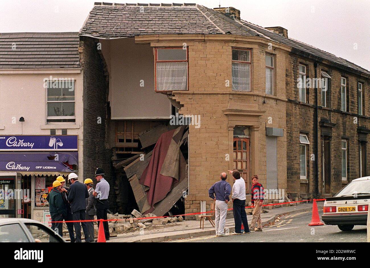 Glücklicher Ausweg für den Bewohner dieses Hauses in Huddersfield, nachdem es während der Bauarbeiten fast vollständig zusammengebrochen war. Stockfoto