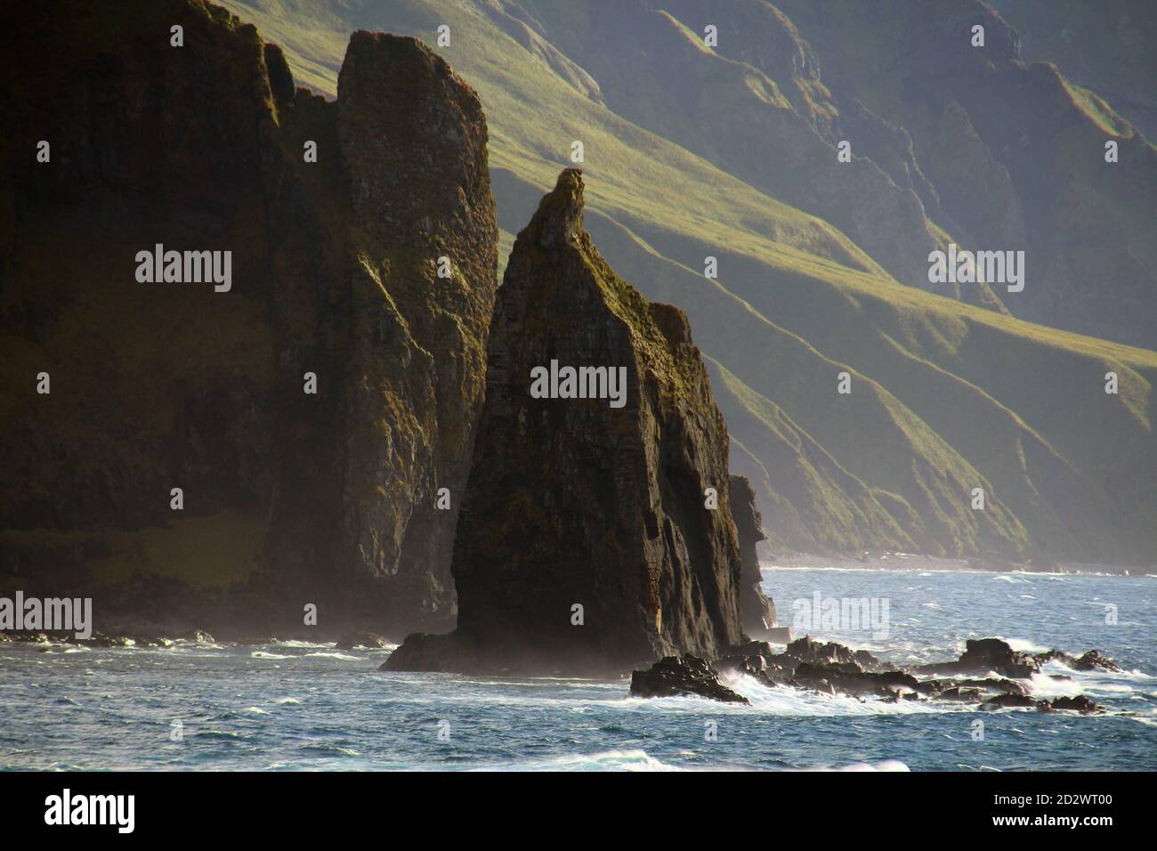 Küste von Unalaska Island, Priest Rock, Aleuten-Inseln, USA Stockfoto