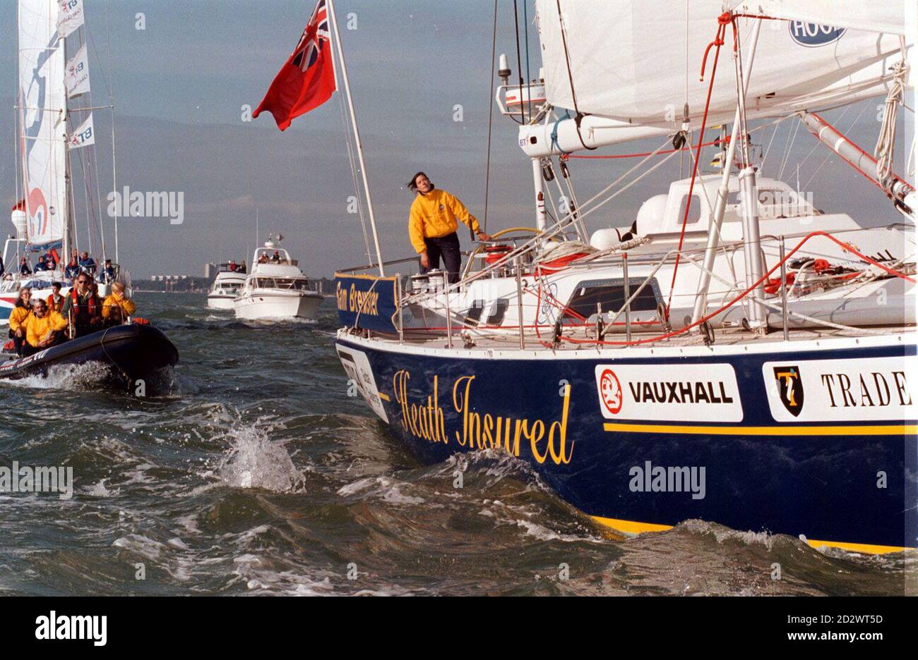 Solo-Yatchswoman Samantha Brewster beginnt ihren Rekordversuch, um die Welt zu segeln (Ost nach West, gegen die vorherrschenden Winde). Bild beim Überqueren der Startlinie auf Southampton Water zu Beginn ihrer Reise. Stockfoto