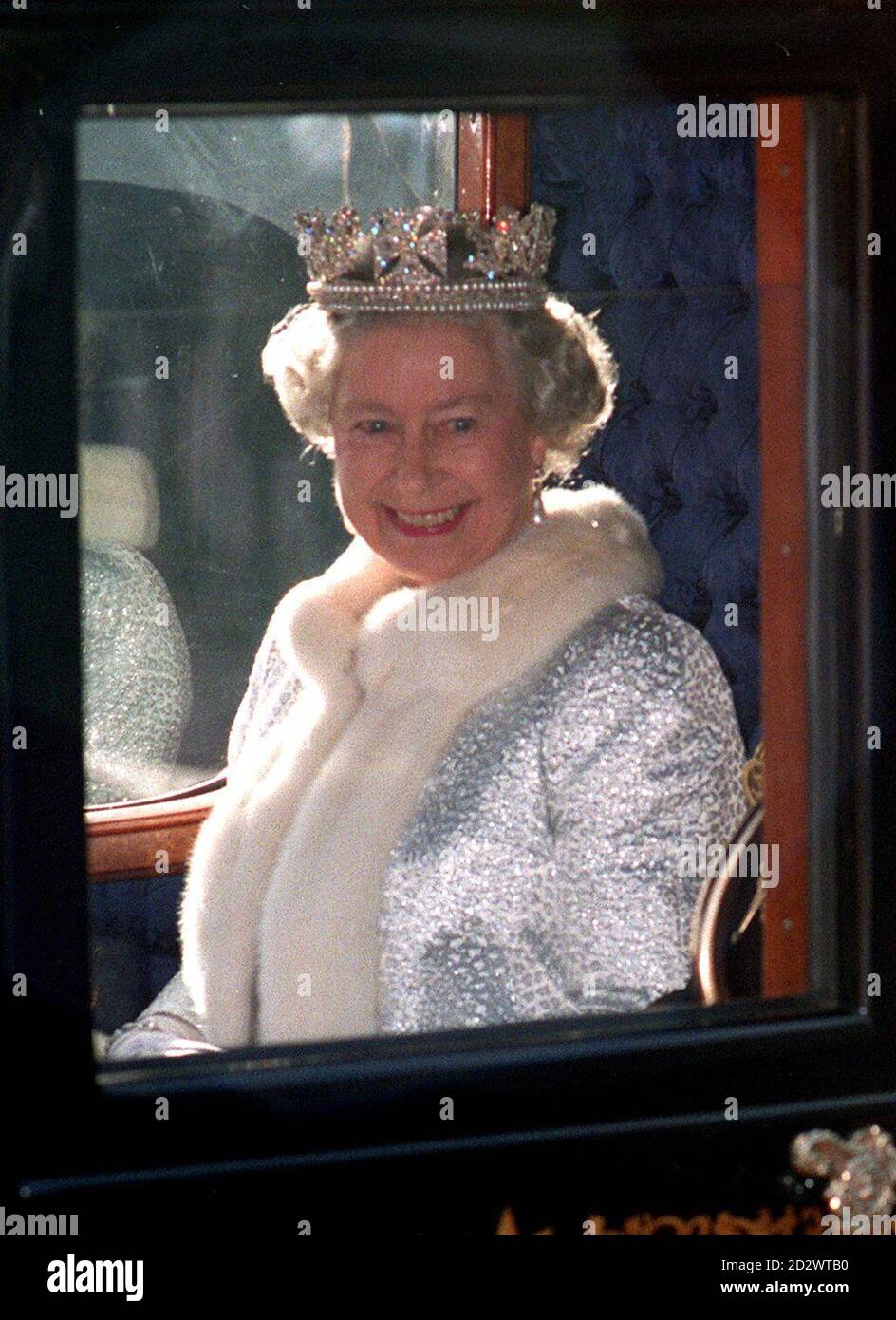 Königin Elizabeth II. Lächelt, als sie den Buckingham Palace zur Eröffnung des Parlaments verlässt. Stockfoto