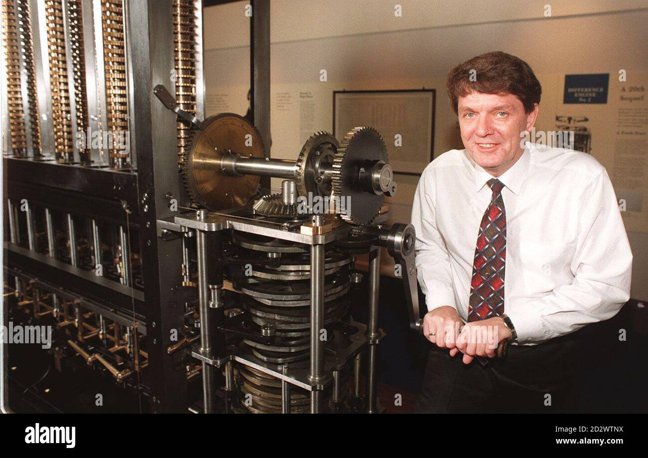 Tom Hinchliffe, Managing Director von ICL High Performance Technology, reflektiert mit dem originalen mechanischen Computer von Babbage den Fortschritt der Technologie im Wissenschaftsmuseum. Sein Unternehmen, das mit 1,000 Mitarbeitern in Manchester ansässig ist und Mainframe-Computer macht, hat gerade die UK Quality Awards 1995 gewonnen - die erste Auszeichnung des Landes für Exzellenz, die alle Aspekte der Geschäftspraxis und Qualitätskontrolle bewertet. Stockfoto