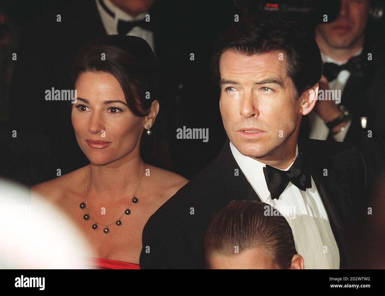 Pierce Brosnan kommt zur Royal Premiere von Goldeneye, in der er die Hauptrolle des James Bond spielt. An der Premiere im Londoner Leicester Square Odeon nahm der Prinz von Wales Teil. NB: Frau im Bild ist nicht identifiziert. Stockfoto