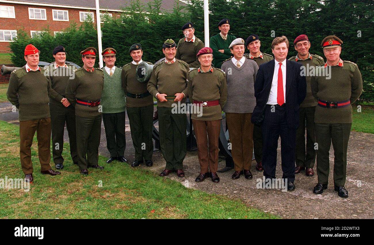 WILTON, Nr SALISBURY, Wilts, Großbritannien - 23 NOV 95 die obersten Kommandeure der Armee versammelten sich heute [Do] beim Hauptquartier-Landkommando zu ihrer regelmäßigen Winterkonferenz, um eine Reihe von Themen zu diskutieren, darunter die Aussicht auf eine NATO-Truppe zur Polizei eines Waffenstillstands im ehemaligen Jugoslawien. Unter der Leitung von General Sir John Wilsey, Oberbefehlshaber des Landkommandos, waren unter ihnen alle acht britischen General Officers, die kommandierten. Sie sind [von links nach rechts] - Generalmajor Roddy Cordy-Simpson, GOC 1 (UK) ARMD Div; Maj Gen Ian Freer, GOC 5 Div; Generalleutnant Sir Anthony Dennison-Smith; GOC 4 Div; Maj Gen Walter Courage, Direct Stockfoto