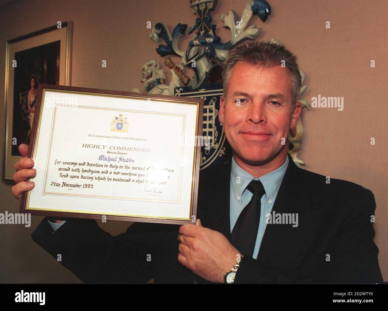 Detective Sgt Michael Stubbs, zeigt die hohe Auszeichnung Tapferkeit verliehen ihm von Metropolitan Police Commissioner Sir Paul Condon heute (Freitag). Flying Squad Officer DS Stubbs ist der erste britische Offizier, der mit einem Maschinengewehr erschossen wurde. Siehe PA Geschichte POLIZEI Auszeichnungen. Foto von Dave Giles/PA Stockfoto