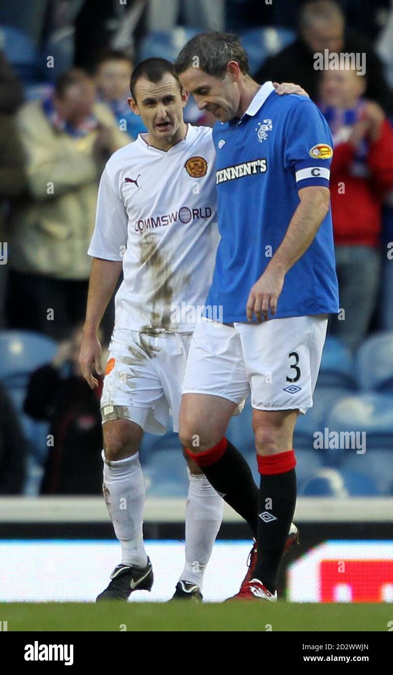 Rangers David Weir mit Motherwell's Francis Jeffers während der Clydesdale Bank Scottish Premier League Spiel im Ibrox Stadium, Glasgow. Stockfoto