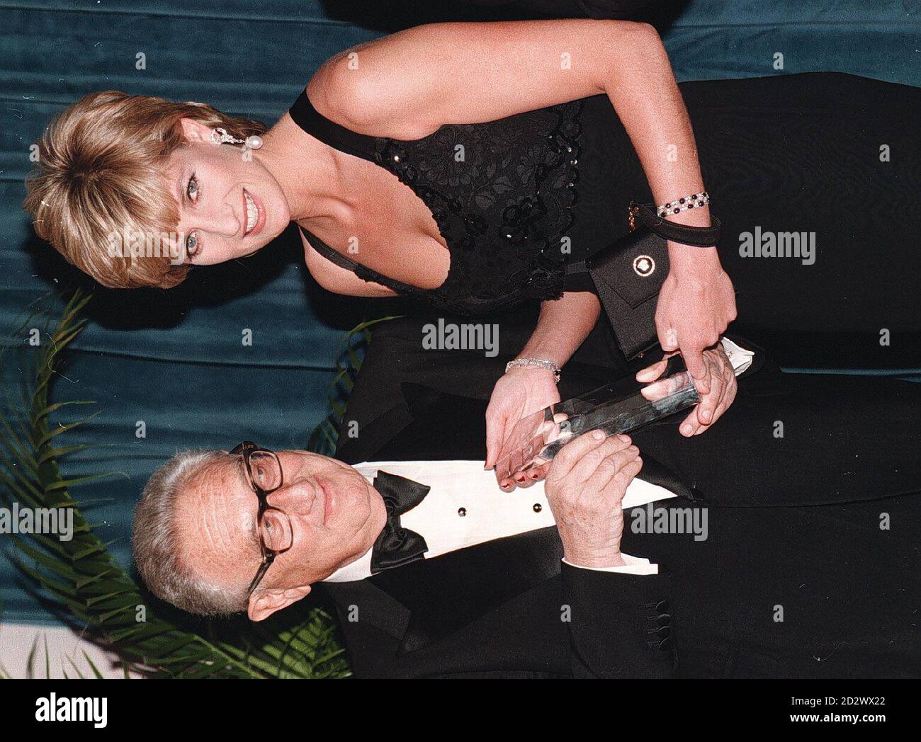 Die Prinzessin von Wales mit Dr. Henry Kissinger und ihre Auszeichnung im New York Hilton Hotel, wo die Prinzessin mit einem Humanitarian Award der United Cerebral Palsy Society ausgezeichnet wurde. Stockfoto